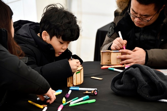 '윈터 드라이빙 스쿨' 가족 참가자들이 자동차모형만들기 체험을 하고 있다. (사진=쌍용차)