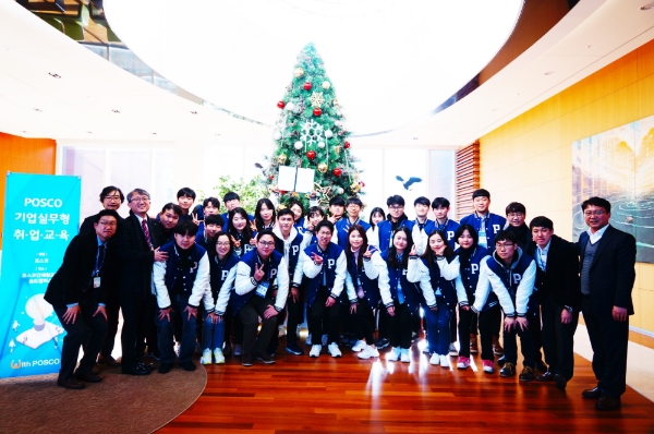 포스코 '기업 실무형 취업교육'에 참여한 교육생들이 지난달(14일) 인천송도 포스코인재창조원에서 수료 사진을 찍고 있다. (사진=포스코)