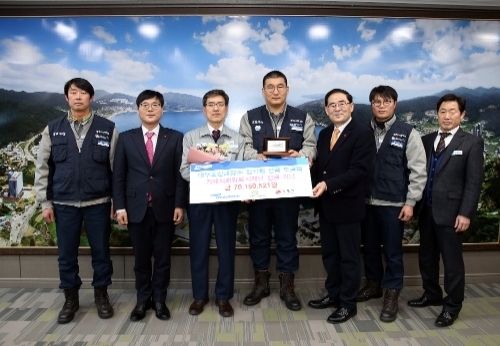 왼쪽에서 두번째부터 변광용 거제시장이 최용석 대우조선해양 지원본부장 전무, 신태호 노조 수석부지회장 등 회사 관계자와 함께 성금 전달식을 가졌다. (사진=대우조선해양)