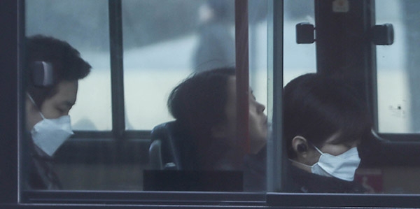 14일 오전 서울 종로구 광화문역 인근의 시민들이 미세먼지로 인해 버스 안에서도 마스크를 쓰고 있다. 