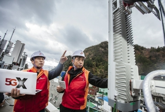 △SK텔레콤 직원들이 경상북도 울릉군 도동항 인근에서 5G 기지국을 설치하고 있는 모습/사진=SK텔레콤