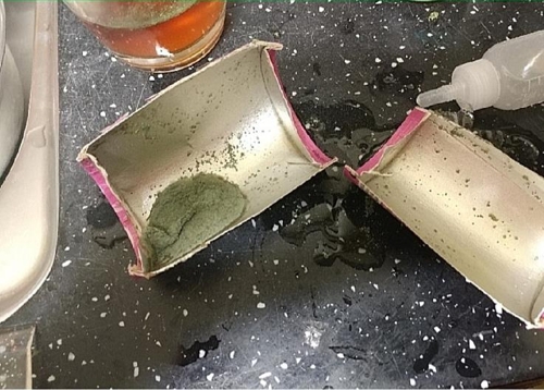 이물질이 발견된 '아이꼬야' 음료 패키지 절단면. /사진=온라인 커뮤니티 갈무리