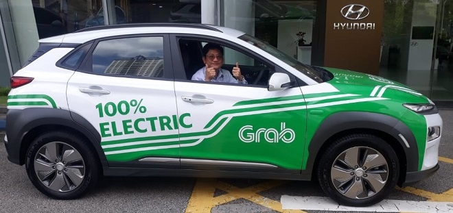 싱가포르 현지 현대차 코모코(Komoco) 대리점 앞에서 대리점 관계자가 코나EV에 탑승해 기념촬영을 찍고 있다. (사진=현대차)