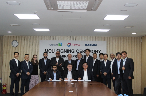 지난해 7월 대림산업 석유화학사업부 본사에서 대림산업과 사우디 아람코, 프랑스 토탈 임직원들이 사우디 폴리부텐 공장 건설 투자를 위한 양해각서(MOU)를 체결했다. 사진=대림산업.