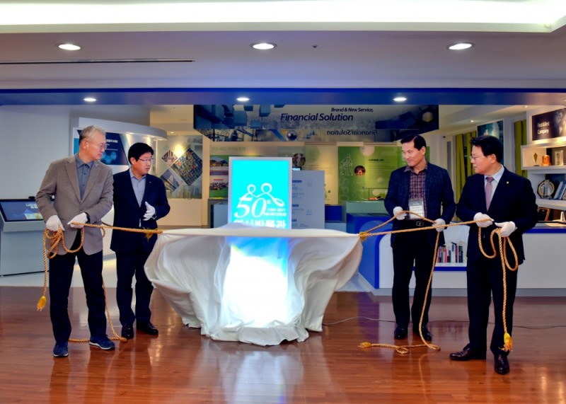 NH투자증권은 창립 50주년을 맞아 지난 11일 일산의 NH인재원에 역사관을 개관했다. NH농협금융지주 김광수회장(맨 오른쪽)과 NH투자증권 정영채사장(맨 왼쪽)이 역사관 현판 제막식에 참석했다. 사진=NH투자증권
