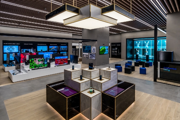 △두바이 삼성 익스피리언스 스토어 내부 모습/사진=삼성전자