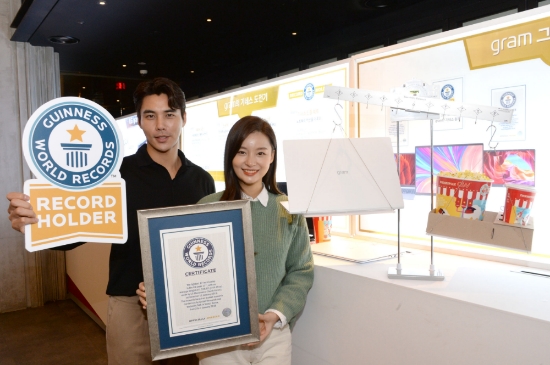 △모델들이 CGV용산아이파크몰 내 LG 그램 체험존에서 세계에서 가장 가벼운 17인치 노트북으로 기네스 월드 레코드를 받은 LG 그램 17을 소개하고 있다/사진=LG전자