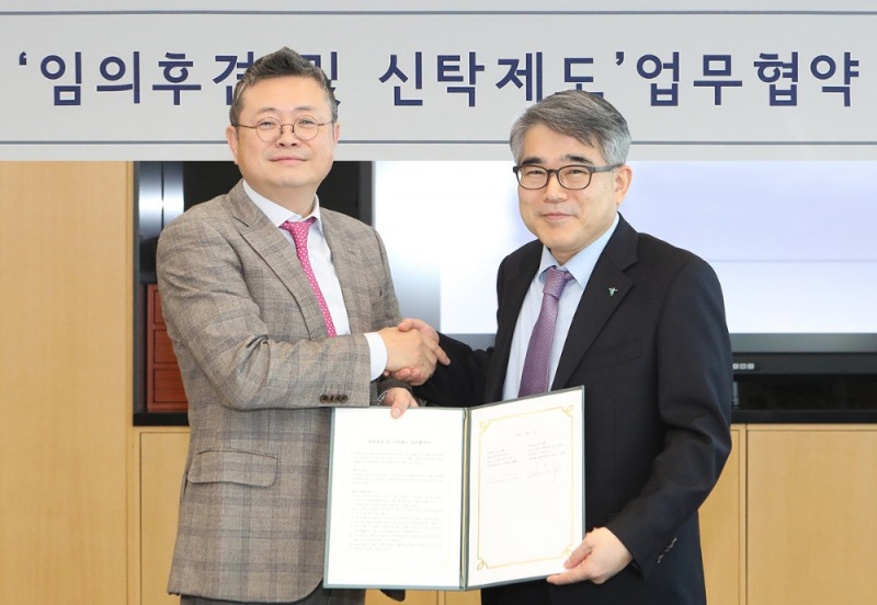 KEB하나은행은 16일 오후 서울시 강남구 파르나스타워에서 법무법인 율촌과 임의후견 및 신탁제도 업무협약을 체결했다. 협약식 후 김재영 KEB하나은행 신탁사업단 전무(사진 오른쪽)와 김동수 법무법인 율촌 조세그룹 대표변호사(사진 왼쪽)가 기념촬영을 하고 있다. / 사진= KEB하나은행