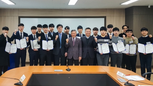 2018년도 스틸유니버시티 코리아 챌린지 대회 수상자들이 기념사진을 촬영하고 있다.(사진=한국철강협회)