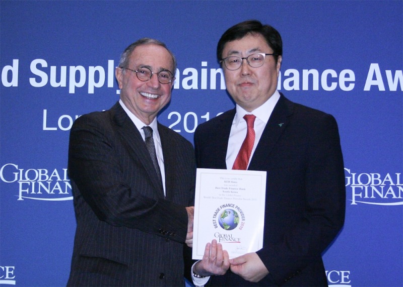 KEB하나은행은 지난 16일 영국 런던에서 세계적 금융-경제 전문지 ‘글로벌파이낸스’ 선정 '대한민국 최우수 무역금융 은행상'을 통산 열 여덟번째 수상했다. 시상식 후 박찬범 KEB하나은행 런던지점장(사진 오른쪽)과 글로벌파이낸스 조셉 히라푸토(Joseph D. Giarraputo, 사진 왼쪽) 발행인 겸 대표가 기념촬영을 하고 있다. / 사진= KEB하나은행