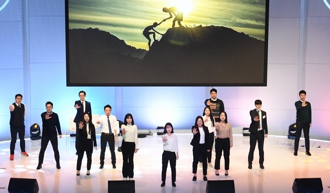 18일 한국타이어 신입사원들이 가족 및 임직원들 앞에서 포부를 다짐하는 공연을 펼치고 있다. (사진=한국타이어)