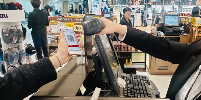 신라면세점에서 유니온페이 QR코드 결제 서비스를 이용하고 있는 모습. / 사진 = 유니온페이 인터내셔날