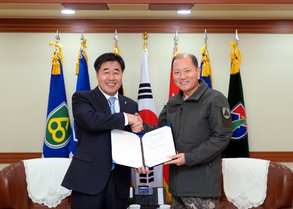 김형 대우건설 사장(사진 왼쪽)은 21일 수도방위사령부에 3000만원의 기부금을 전달했다. 사진=대우건설.