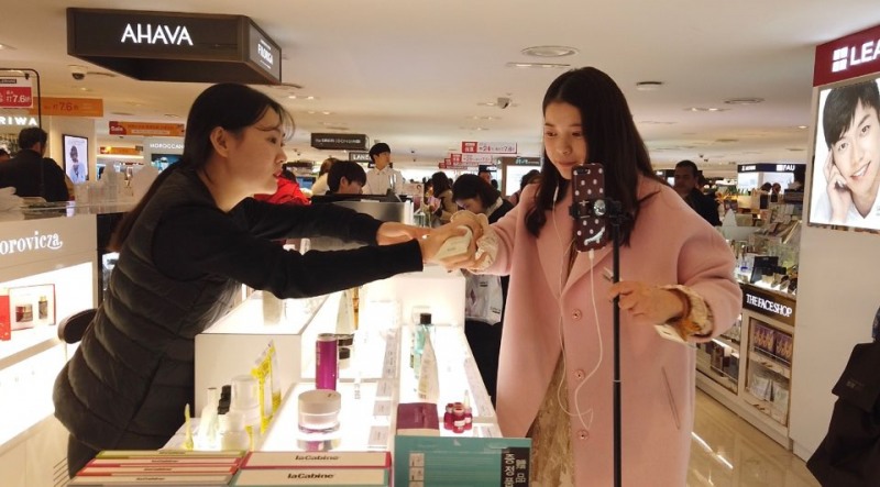 라이브 방송 중인 왕홍. /사진제공=신라면세점