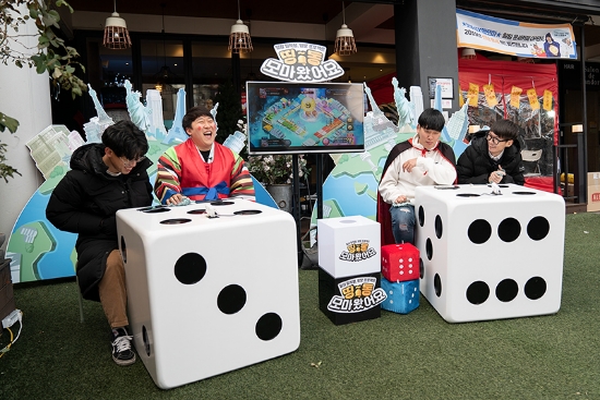 △유튜버 보물섬 멤버와 팀을 맺어 '모두의마블' 업다운맵 모드 대결을 펼치고 있는 이용자들/사진=넷마블