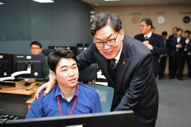 이대훈 은행장이 22일 NH통합IT센터를 찾아 주요시스템을 점검하고, 직원들을 격려하고 있다./사진=NH농협은행