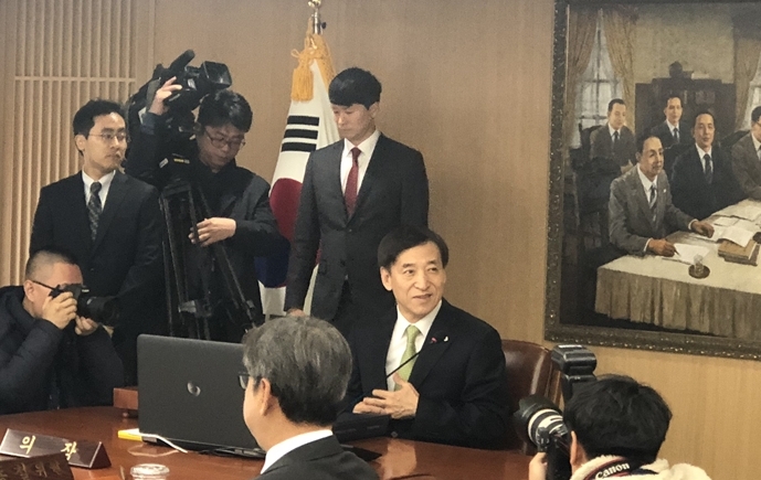 ▲2018년 11월 금융통화위원회 회의장의 이주열 한은 총재./사진=한아란 기자