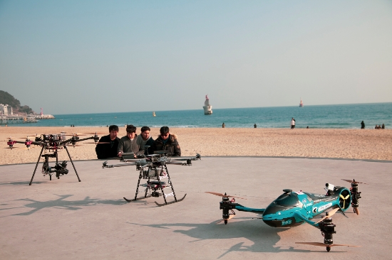 △SK텔레콤이 해운대 해수욕장에서 드론으로 조난자 위치 수색 시연을 하고 있는 모습/사진=SK텔레콤