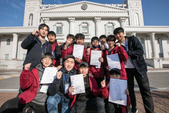 경기도 용인시에 위치한 경희대학교 국제캠퍼스에서 '2019년 삼성드림클래스 겨울캠프'를 마친 중학생, 대학생들이 수료식을 마치고 화이팅을 외치고 있다/사진=삼성전자