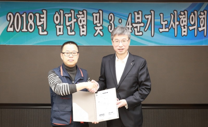 KB국민은행 노사는 25일 여의도 본점에서 ‘2018년도 임단협 조인식’을 실시했다. 사진 왼쪽부터 박홍배 KB국민은행지부 위원장, 허인 KB국민은행장. / 사진= KB국민은행