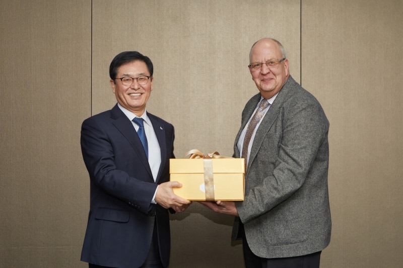 24일 SPC그룹 양재동 본사에서 열린 ‘SPC그룹 푸드뱅크 사업 사례 설명회’에서 글로벌 푸드뱅킹 네트워크 크레이그 네미츠 이사(우)와 파리크라상 권인태 대표(좌)가 기념촬영을 하고 있다. /사진제공=SPC그룹