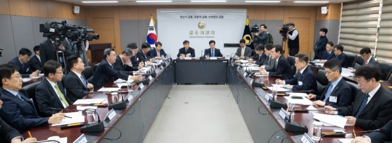 최종구 금융위원장은 25일 정부서울청사에서 가계부채관리 점검회의를 열고 가계부채 관리방안에 대한 금융권의 협조를 당부했다. / 사진= 금융위원회