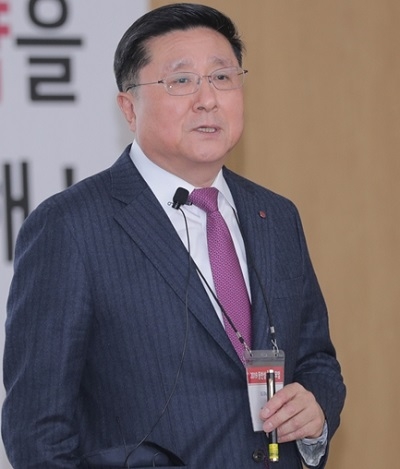 한상범 LG디스플레이 부회장이 파주사업장에서 열린 '2019 동반성장 새해모임'에서 2019년 사업현황을 설명하고 있다. (사진=LGD)