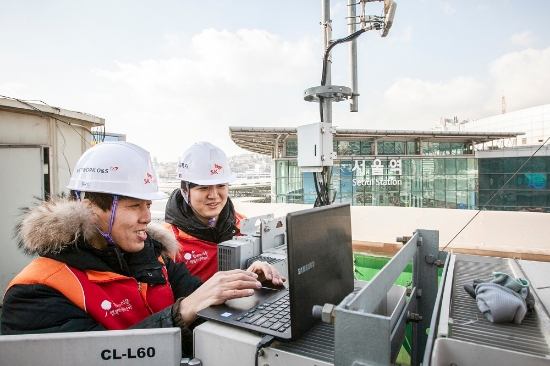 △SK텔레콤 직원들이 서울 중구 서울역 근처 기지국을 점검하고 있는 모습/사진=SK텔레콤