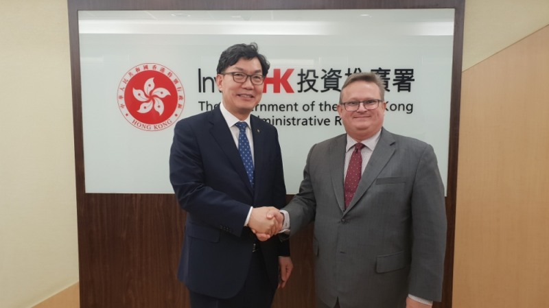 28일 이대훈 농협은행장(사진 왼쪽)이 스티븐 필립스 홍콩투자청장(사진 오른쪽)과 면담 후 사진촬영을 하고 있다./사진=NH농협은행