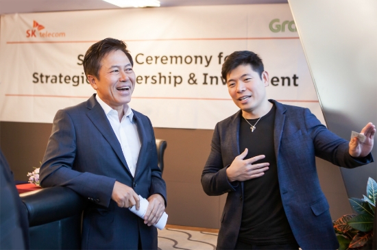 △ SK텔레콤 박정호 사장(왼쪽)과 그랩의 앤서니 탄 CEO가 '맵&내비게이션' 관련 사업 추진을 위한 '그랩 지오 홀딩스' 설립 협약을 체결 후 환담을 나누고 있다/사진=SK텔레콤