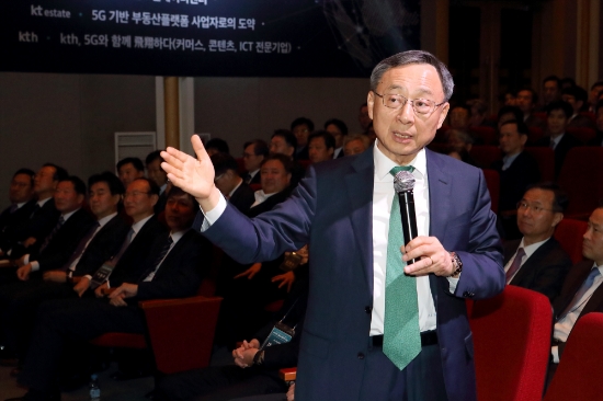 △황창규 KT 회장이 30일 '2019 그룹사 경영전략데이' 행사에 참석한 임직원들을 대상으로 인사말을 전하고 있다/사진=KT