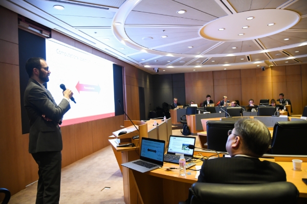 지난 29일 서울 마포 효성 본사를 방문한 라파엘 고메즈-밤바렐리 메사추세츠공대(MIT) 교수가 빅데이터와 인공지능(AI)을 활용한 신소재 개발에 대해 강의하고 있다. (사진=효성)