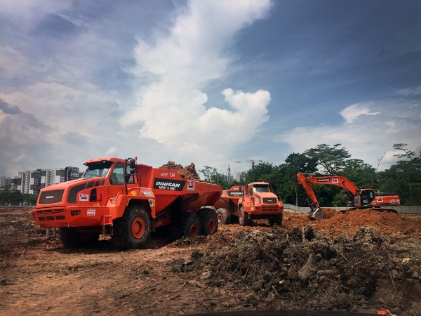두산인프라코어가 싱가포르 토목건설회사 KTC에 굴절식 덤프트럭 30대 공급계약을 체결했다. KTC는 지난해 20대 공급에 이어 이번 계약건까지 총 73대의 두산인프라코어 ADT를 운용하게 된다.(사진=두산인프라코어)