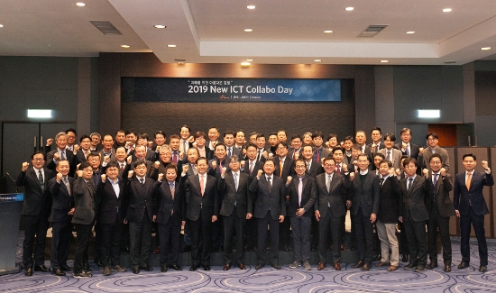 △30일 서울 광진구 워커힐 호텔에서 열린 ‘뉴 ICT 콜라보데이’에서 윤풍영 SK텔레콤 코퍼레이트 센터장(맨 앞줄 왼쪽에서 8번째)과 각 사업부 임원,우수 비즈니스 파트너사 대표들이 기념사진 촬영을 하고 있다/사진=SK텔레콤