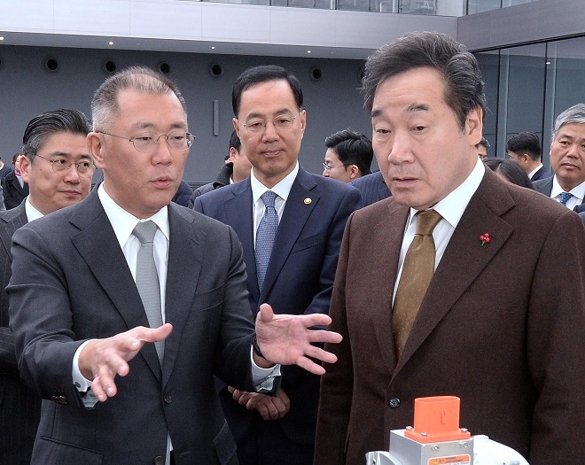 이낙연 국무총리(오른쪽)가 정의선 현대자동차그룹 수석부회장(왼쪽)에게 친환경차 부품에 대한 설명을 듣고 있다. (사진=현대차)