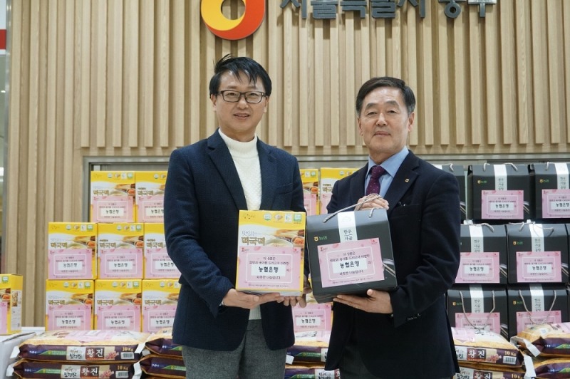 정용석 농업·공공금융부문 부행장(오른쪽)이 30일 서울시 중구청을 찾아 신상철 중구 부구청장(왼쪽)에게 쌀과 떡국떡·한우사골곰탕 세트를 전달하였다./사진=NH농협은행