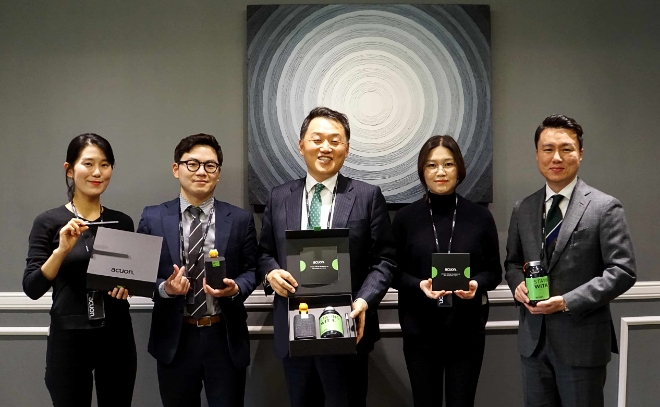 김옥진 애큐온캐피탈 회장(가운데)이 애큐온그룹 임직원들에게 브랜드 키트를 나눠준 후 기념촬영을 하고 있다. / 사진 = 애큐온