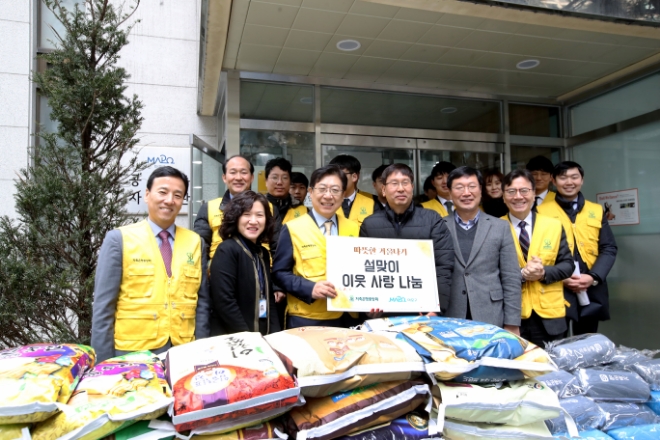 31일 서울 마포구 공덕동주민센터 앞에서 박재식 저축은행중앙회장과 임직원들이 쌀과 기부금을 전달하고 있다. / 사진 = 저축은행중앙회