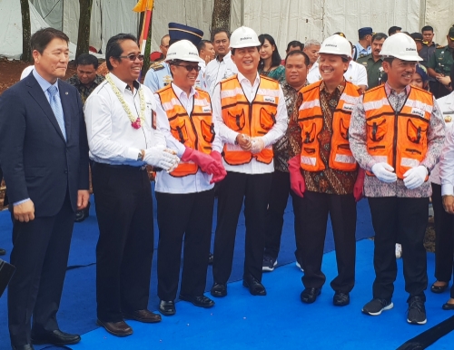 이홍건 ㈜한화 화약사업본부장(왼쪽부터), 부디 안토노(Budi Antono) 다하나 대표이사. (사진=(주)한화)