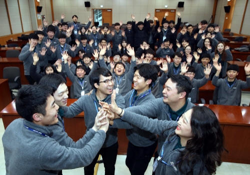 대우조선해양에 입사한 신입사원 58명이 교육과정을 모두 마치고 기뻐하고 있다. (사진=대우조선해양)