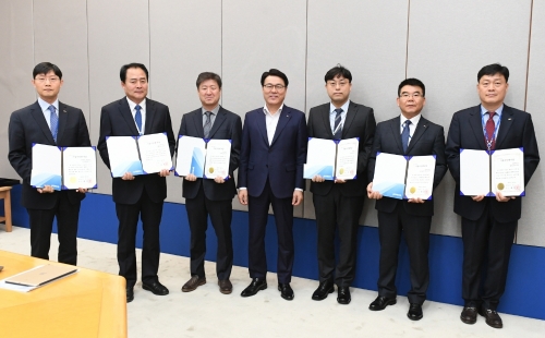 최정우 포스코 회장(가운데)이 31일 서울 대치동 포스코센터에서 기업시민봉사상 첫 수상자들과 함께 기념촬영을 하고 있다. (사진=포스코)
