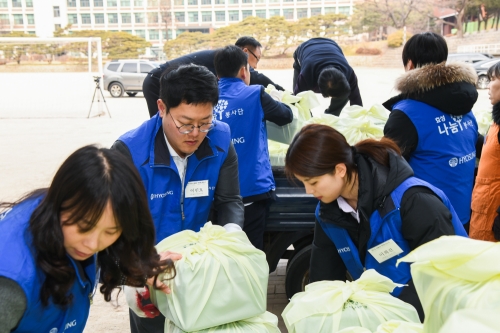 효성 임직원들이 지난 30일 이화여자고등학교 체육관에서 열린 ‘2019 사랑의 떡국 나누기’에서 떡국 재료를 담은 선물 바구니를 제작해 어려운 이웃에게 전달했다(사진=효성)