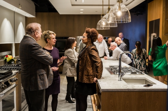 △ 30일과 31일(현지시간) 열린 쇼룸 오프닝 행사에서 미국 동부 지역 주요 거래처와 업계 관계자들이 데이코 빌트인 주방 가전 제품들을 살펴보고 있다/사진=삼성전자