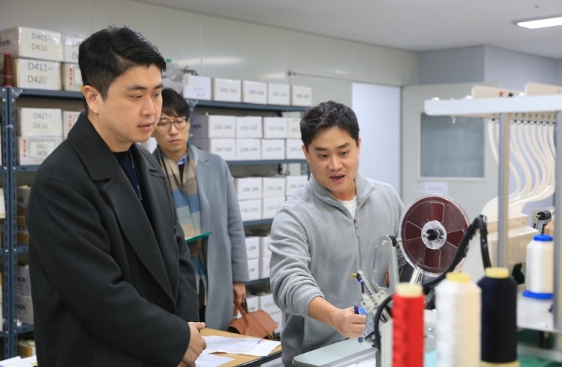 이랜드월드 패션사업부 최운식 대표(사진 왼쪽)가 지난 달 31일, 노원구 공릉동에 위치한 동원물산에 방문하여 송강경 부장(사진 오른쪽)으로부터 자수기계에 대한 설명을 듣고 있다. /사진제공=이랜드