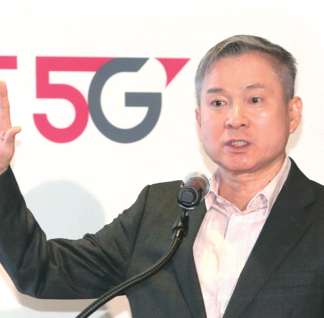 ▲ 하현회 LG유플러스 부회장 - 1985년 LG금속 입사- 1999년 LG디스플레이 영업기획팀- 2002년 LG디스플레이 전략기획담당- 2003년 LG디스플레이 상무- 2006년 LG디스플레이 애플리케이션사업부 부장- 2007년 LG디스플레이 중소형사업부 부장, 부사장- 2009년 LG디스플레이 모바일사업부 부장- 2010년 LG디스플레이 IT사업본부 본부장- 2012년 LG그룹 시너지팀 팀장, 부사장- 2013년 11월~2014년 12월 LG전자 HE사업본부 본부장, 사장- 2015년~2017년 11월 LG 대표이사 사장- 2017년 12월 LG 대표이사 부회장- 2018년 7월 LG유플러스 부회장- 2018년 8월~현재 LG유플러스 대표이사 부회장