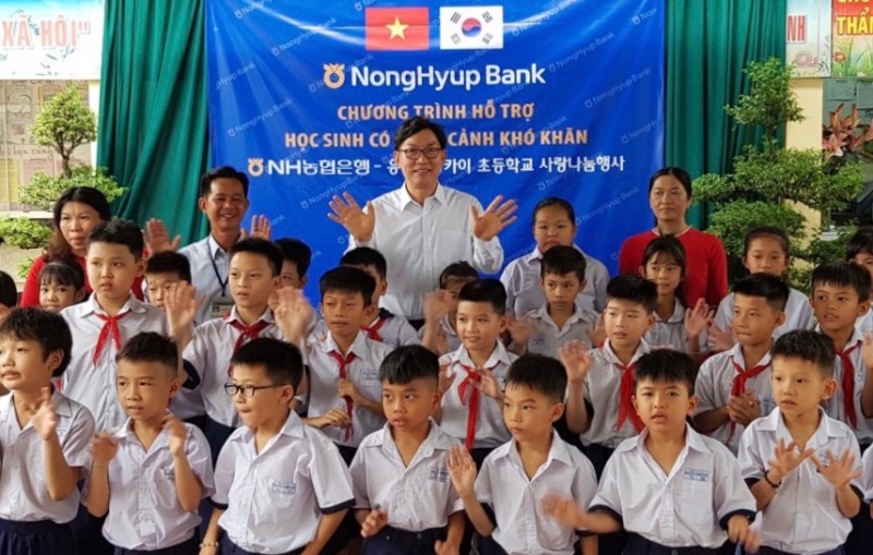 이대훈 농협은행장이 베트남 초등학교를 방문해 물품 전달 후 기념촬영을 하고 있다./사진=NH농협은행
