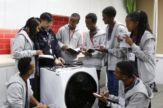 △ 7일 ‘LG-KOICA 희망직업훈련학교’학생들이 LG 시그니처 세탁기를 수리하는 방법에 대해 설명을 듣고 있다/사진=LG전자