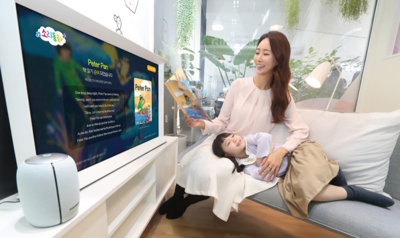 △KT 홍보모델들이 국내 최초 AI 동화 서비스 소리동화의 영어 버전인 기가지니 ‘영어소리동화’를 소개하고 있다/사진=KT