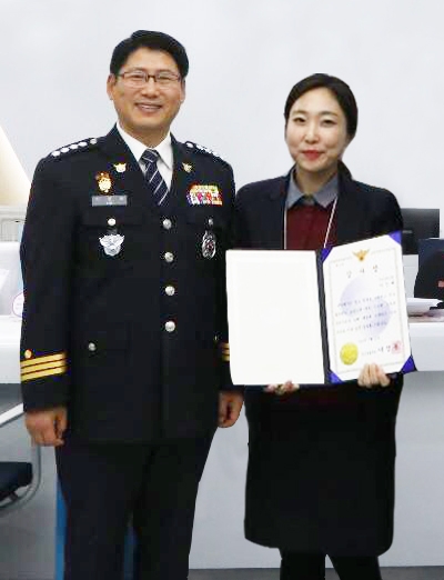 BNK경남은행 이성혜 대리(사진 오른쪽)가 양산경찰서 이정동 서장으로부터 감사장을 받고 있다./사진=BNK경남은행