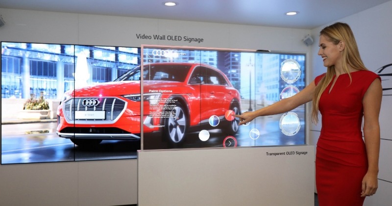 △모델이 투명 올레드 사이니지의 자동차 매장 활용 예시를 보여주고 있다/사진=LG전자